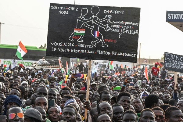 Десетки хиляди протестиращи се събраха пред френска военна база в