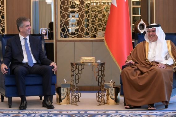 Israel's top diplomat Eli Cohen (L) meeting with Bahrain's Crown Prince and Prime Minister Salman Bin Hamad al-Khalifa