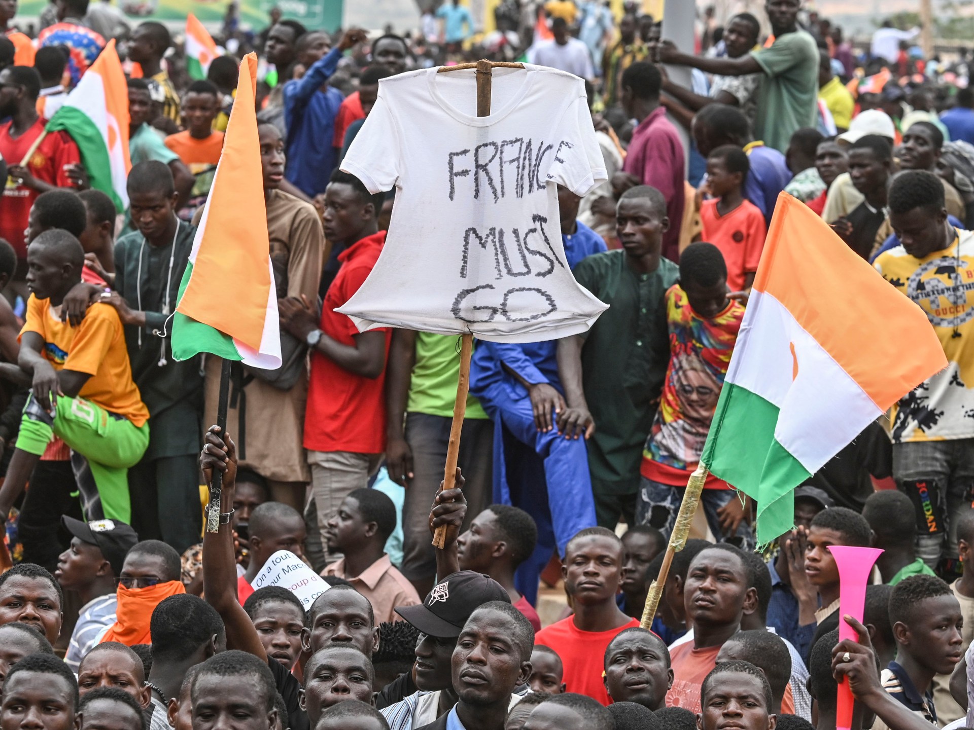 Прихильники нігерського перевороту вимагають, щоб французький посол і війська покинули країну  Новини протесту