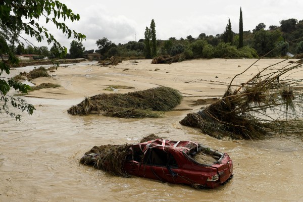 Пътищата се превърнаха в реки, тъй като проливни дъждове връхлетяха Испания