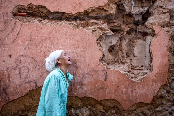 Снимки: Мароко скърби за жертвите на земетресението, докато броят на жертвите надхвърли 2000