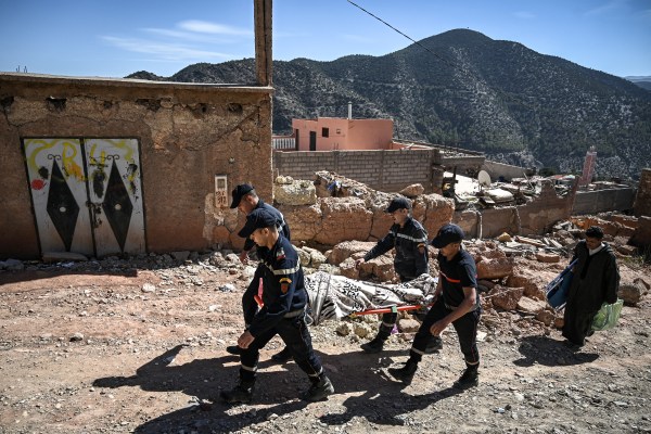 Излив на алжирска подкрепа за мароканците след земетресението