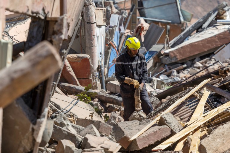 Grafik içerik / Al-Haouz vilayeti Talat-n-Ya'qoub'da bir kurtarma görevlisi depremden zarar gören evlerin enkazında hayatta kalanları arıyor