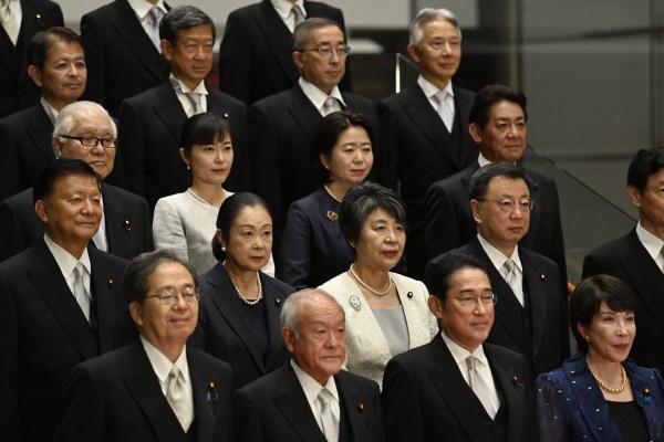 Японският министър-председател Фумио Кишида залага на жени, за да съживи богатството си
