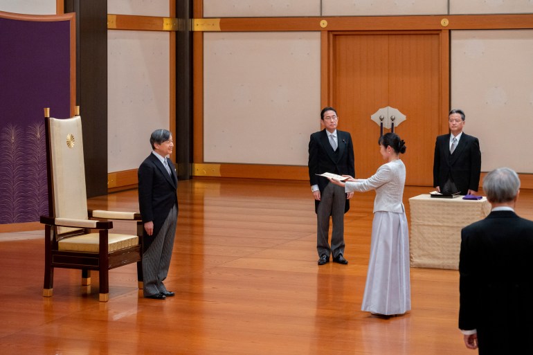 The Emperor and Fumio Kishida at the attestation ceremony for the new Minister in charge of Children's Policies Ayuko Kato. They are in the Imperial Palace. 