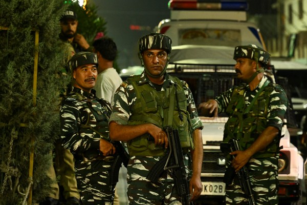 Индийски служители по сигурността, бунтовници, убити при престрелка в Кашмир