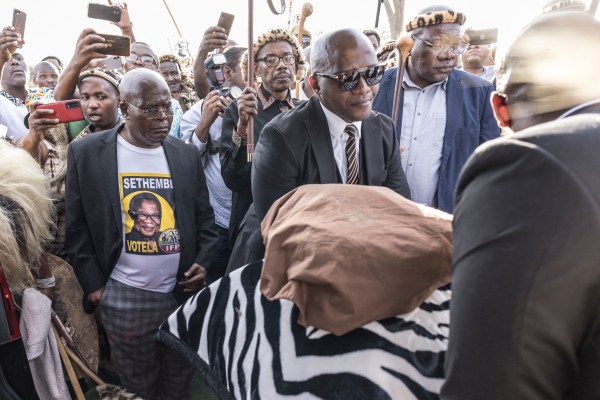 Южна Африка провежда държавно погребение на разногласния лидер на зулу Бутелези