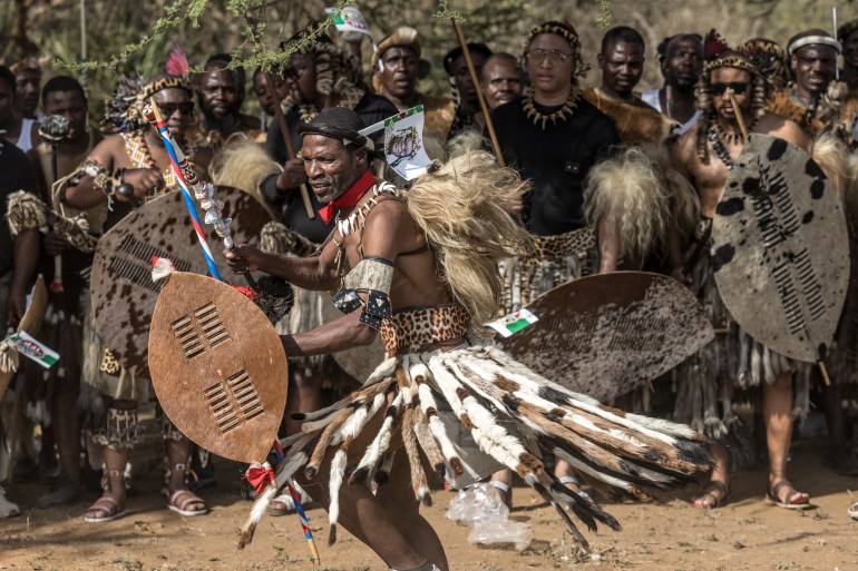 Amabutho (Zulu Regiments) mourners sing outside the funeral home where Zulu prince Mangosuthu Buthelezi's, traditional prime minister of the Zulu monarch and nation, body is in Ulundi on September 15, 2023, a day before his funeral. (Photo by MARCO LONGARI / AFP)