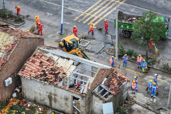 Китай предупреждава за още лошо време, след като петима души загинаха в торнадо