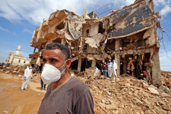 Наводнения в Либия: Противоречив брой загинали, гръцки хуманитарни работници загинаха при катастрофа