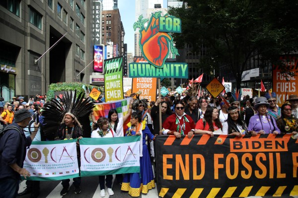Десетки хиляди се събраха на протест в Ню Йорк с искане за край на изкопаемите горива