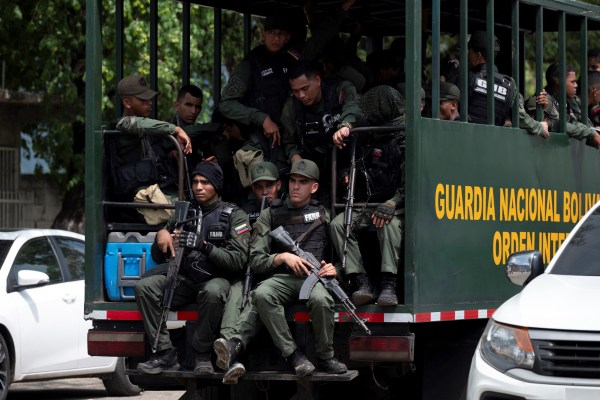Венецуела изпраща 11 000 войници, за да контролират управляван от банди затвор с басейн и зоологическа градина