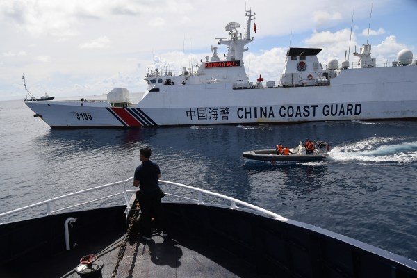 Филипините обвиниха кораби на китайската брегова охрана че умишлено са