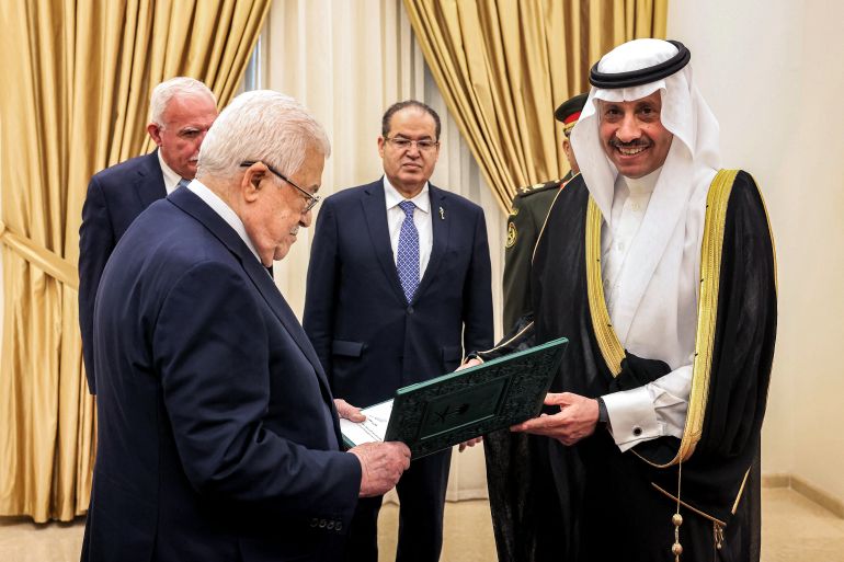 Palestinian president Mahmud Abbas (L) receiving the credentials of Saudi Arabia's Ambassador to Palestine Nayef bin Bandar al-Sudairi (R) a