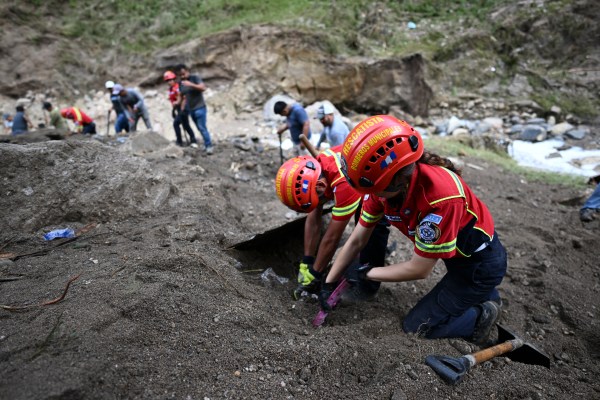 Трима загинали, 15 изчезнали при свлачища в Гватемала след проливен дъжд