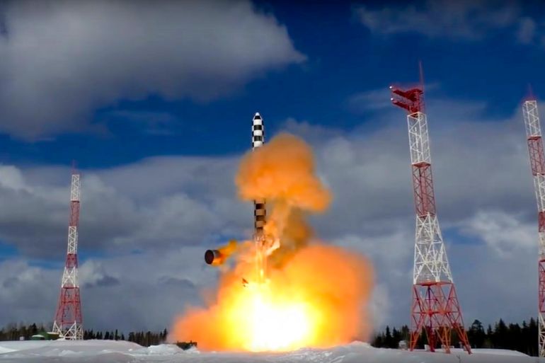 Rusya Savunma Bakanlığı Basın Servisi tarafından sağlanan videodan alınan bu görüntüde, Sarmat kıtalararası balistik füzesi, 30 Mart 2018 Cuma günü Rusya'nın kuzeybatısındaki Plesetsk fırlatma rampasından Cuma günü yapılan test fırlatması sırasında patlıyor. Sarmat'ın performansını uçuşunun erken aşamasında test etmeyi amaçlıyordu.  (AP aracılığıyla Rusya Savunma Bakanlığı Basın Servisi)