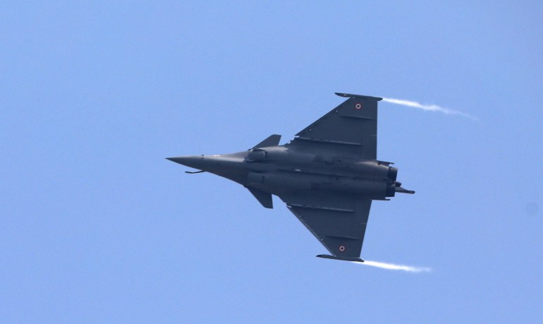 Un avión de combate Rafale de fabricación francesa vuela durante su ceremonia de juramentación en la Estación de la Fuerza Aérea de la India en Ambala, India, el jueves 10 de septiembre de 2020. El primer lote de cinco aviones, parte de un acuerdo de 8.780 millones de dólares firmado entre los dos países en 2016 había llegado aquí en julio.  (Foto AP/Manish Swarup)