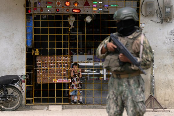 Престъпни групировки в Еквадор са детонирали взривни устройства на мост,