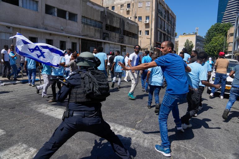 Manifestanti eritrei si scontrano con la polizia antisommossa israeliana a Tel Aviv