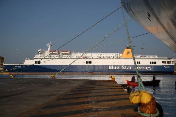 Гръцки прокурор повдигна наказателни обвинения срещу капитан на островен ферибот