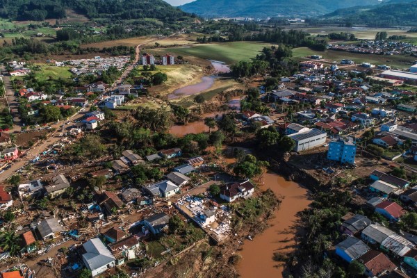 Наводнения след циклон в южна Бразилия отнесоха къщи, хванаха шофьори