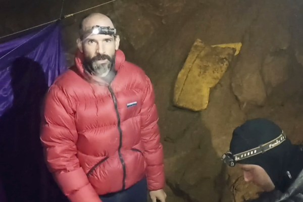 „Много близо до ръба“: Спасители се втурнаха да спасяват американски пещерняк в Турция