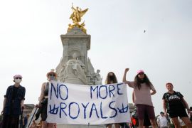 Anti-royal demonstrators stand on the Queen Victoria Memorial on the first anniversary of the death of Britain&#39;s Queen Elizabeth II, outside Buckingham Palace, London, on Friday, September 8, 2023 [Kirsty Wigglesworth/AP Photo]