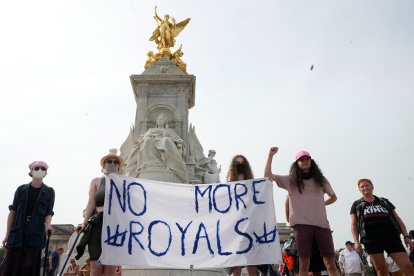 Британската монархия умира и никакъв PR не може да я спаси