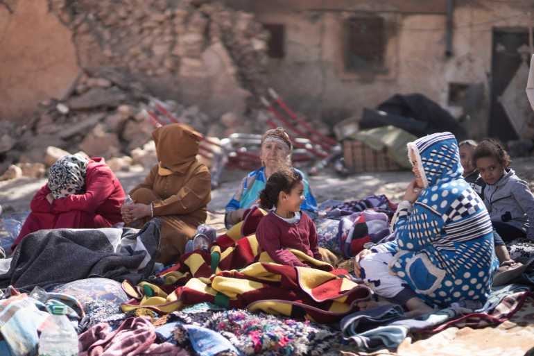 Famiglie sedute fuori dalle loro case distrutte dopo un terremoto nel villaggio di Moulay Brahim, vicino a Marrakech, in Marocco, sabato 9 settembre 2023