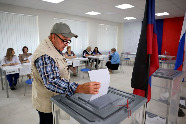 Un uomo vota in un seggio elettorale durante le elezioni locali a Donetsk, la capitale della regione di Donetsk controllata dalla Russia, nell’Ucraina orientale.