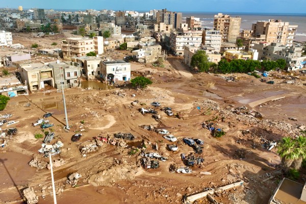 Снимки: Последствията от мощна буря и смъртоносни наводнения в Либия