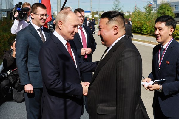 Снимки: Когато Владимир Путин се срещна с Ким Чен Ун