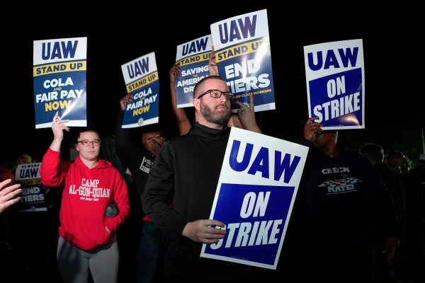 Американските автомобилни работници започнаха историческа стачка в заводите на GM, Ford и Stellantis