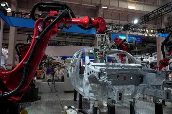 Производството на заводите в Китай се подобрява, предлагайки надежда за облекчаване на икономическото забавяне
