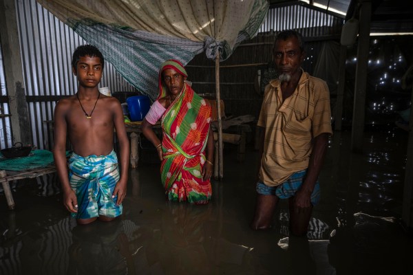„Няма къде другаде да отида“: В индийския Асам честите наводнения удрят жителите на речните острови