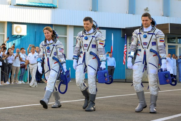 Руски космически кораб с двама космонавти, американски астронавт се скачи на космическата станция
