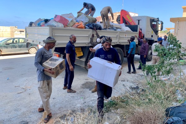 Снимки: Продължава издирването на изчезналите в Либия; пристига помощ за оцелелите