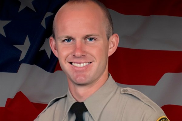 Предлага се награда от 250 000 долара за издирването на убиеца на заместник-шерифа на Калифорния