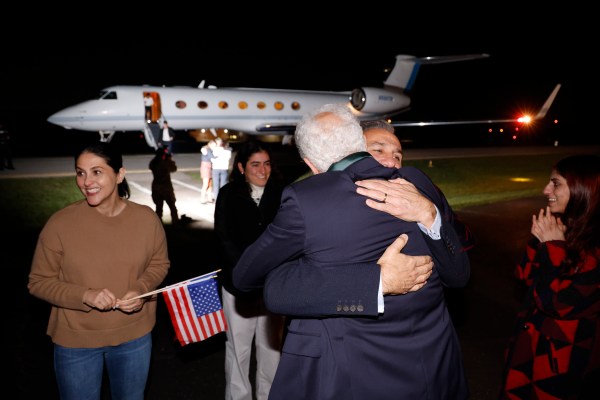 Петима американци, освободени от Иран в сделка с посредничеството на Катар, пристигат в САЩ