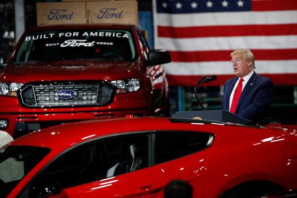 Тръмп посещава автомобилните работници в Мичиган ден след Байдън, засилвайки надпреварата през 2024 г.