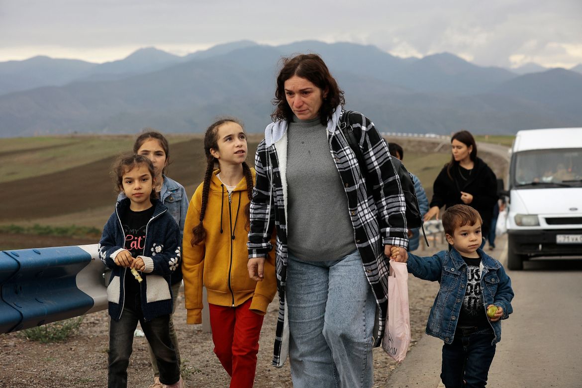 Thousands of Armenians flee from Nagorno-Karabakh