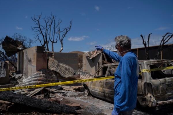 Семейство Лахайна намира опустошение при първото си посещение в дома след смъртоносен горски пожар