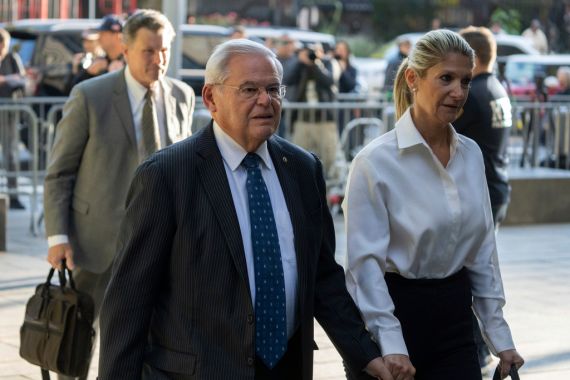 Bob Menendez holding hands with his wife Nadine as they arrive at the courthouse