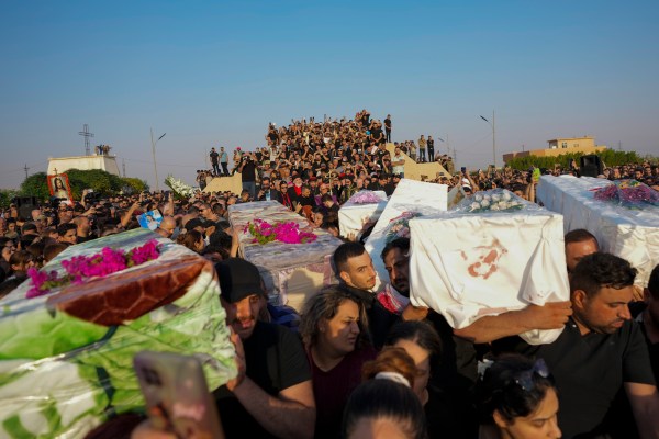 Втори ден от погребенията, докато иракските семейства се сбогуват с жертвите на сватбения пожар