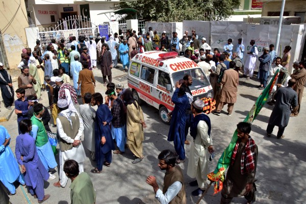 Исламабад Пакистан – Скорошна смъртоносна самоубийствена атака срещу военен пост