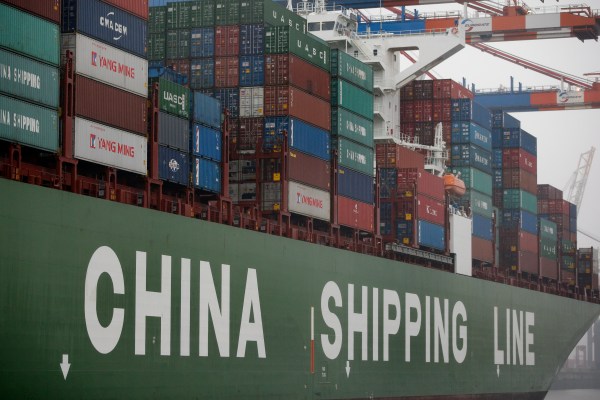 Износът и вносът на Китай спадат, тъй като слабото глобално търсене възпрепятства възстановяването