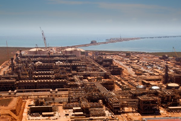 Работниците на Chevron в две големи съоръжения за втечнен природен