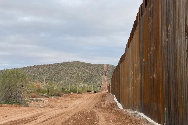 Конструкцията на граничната стена на САЩ е повредена Местно гробище: Доклад на правителството