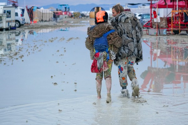 Какво е Burning Man? Всичко, което трябва да знаете за фестивала и наводненията
