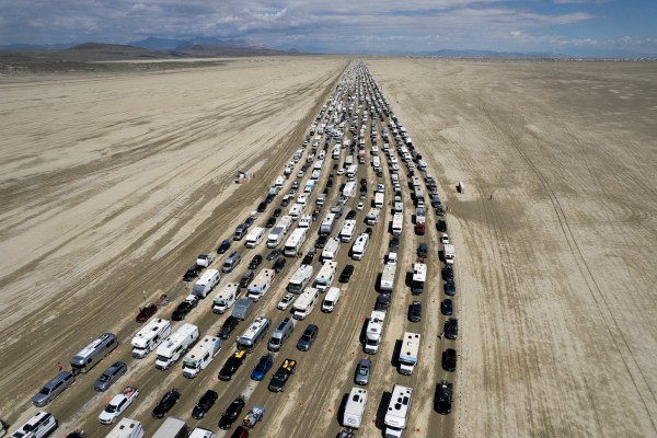 Масовото изселване на Burning Man започва след наводняване на хванати в капан празнуващи в пустинята